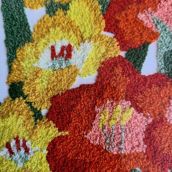 Large framed floral embroidery. - Picture 3 of 5